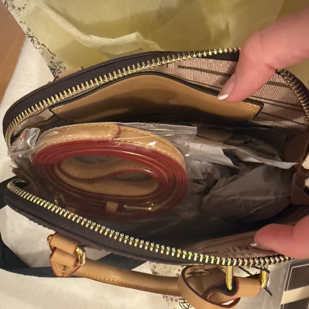 Brand new purse tags on with package - Picture 3 of 4